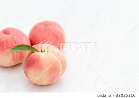 国産の桃 白鳳 白背景 国産の桃 白鳳 白背景 33025316