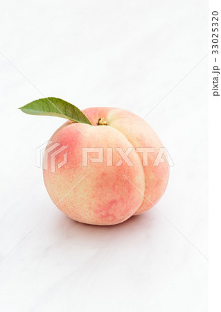 国産の桃　白鳳　白背景 33025320