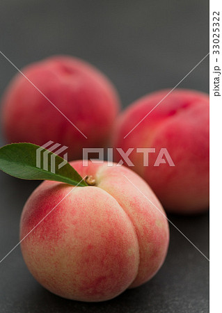 国産の桃　白鳳　黒背景 33025322