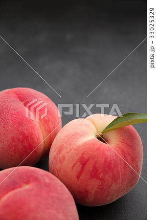 国産の桃 白鳳 黒背景 国産の桃 白鳳 黒背景 33025329