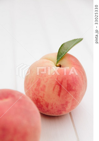 国産の桃　白鳳　白背景 33025330