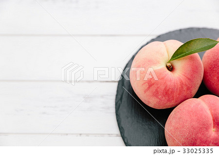 国産の桃　白鳳　白背景 33025335