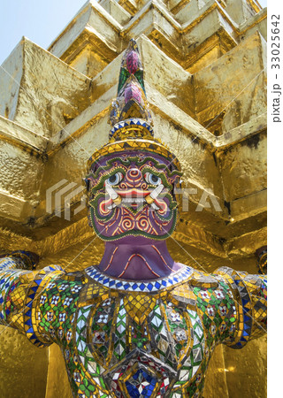 giants statue at wat pra keaw giants statue at wat pra keaw 33025642