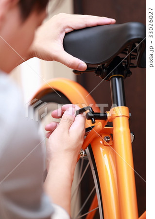 自転車 組立式 工具 修理 調整 整備 分解 点検 レンチ オレンジ 橙 ボディパーツ 顔なし の写真素材