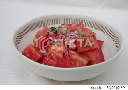 トマトのサラダ 紫玉ねぎとバジルのドレッシング の写真素材