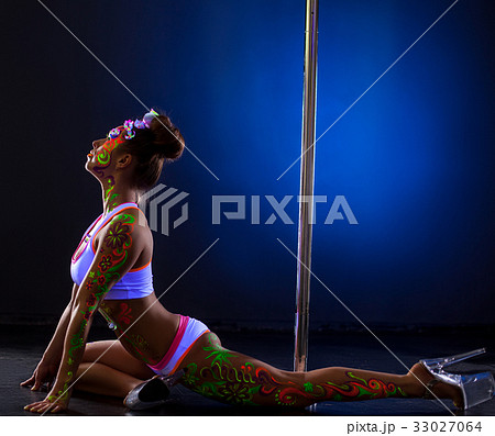 Image of nightclub dancer with luminous bodyart 33027064