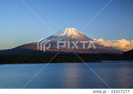 本栖湖から青空富士山 本栖湖から青空富士山 33027277