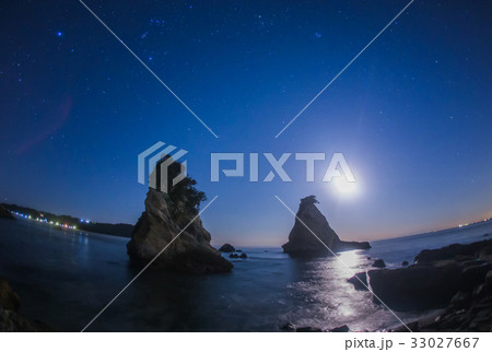 南無谷海岸雀島に沈む月 33027667