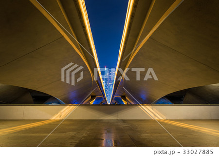 Perspective of the bridge with urban background Perspective of the bridge with urban background 33027885
