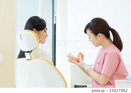 歯科、歯科衛生士、歯科医、女性、歯みがき指導 歯科、歯科衛生士、歯科医、女性、歯みがき指導 33027962