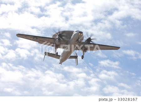 美しい空を飛行する米海軍の空母艦載機E-2Cホークアイ早期警戒機 33028167