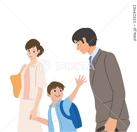 こどもと歩く母親と父親 33029462