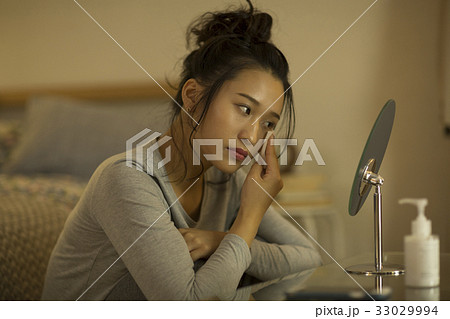若い女性 スキンケア 33029994