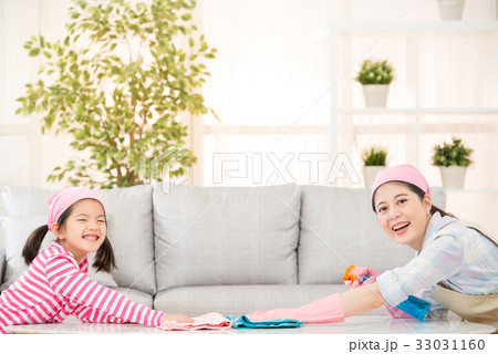 happy mother with kids spring cleaning 33031160