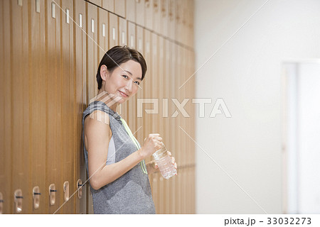 スポーツジム、ロッカールームイメージ 33032273