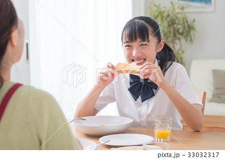 朝食を食べる母親と娘 33032317