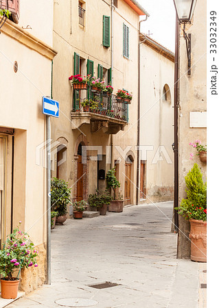 The streets of the old Italian city of Pienza 33032349