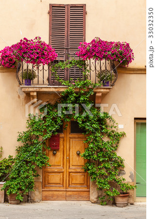 The streets of the old Italian city of Pienza 33032350
