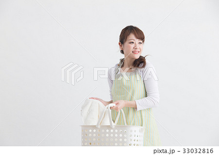 エプロン姿の女性・白バック エプロン姿の女性・白バック 33032816