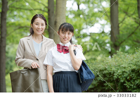 ワーキングマザーと中学生の娘の写真素材 ワーキングマザーと中学生の娘の写真素材