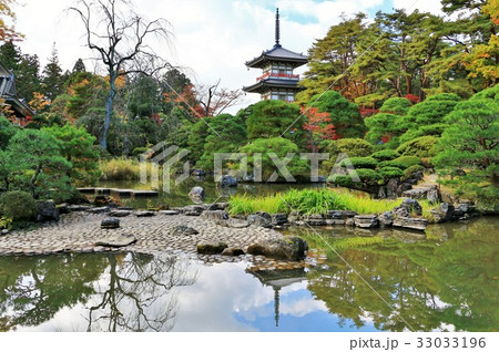 紅葉の日本庭園 33033196