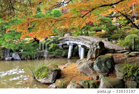 紅葉の日本庭園 紅葉の日本庭園 33033197