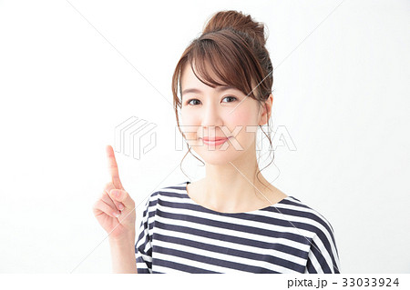 若い女性(指差し) 若い女性(指差し) 33033924