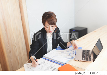 キャリアウーマン・カウンターテーブル 33034590