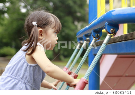 綱渡りで遊ぶ幼児(2歳児) 綱渡りで遊ぶ幼児(2歳児) 33035411