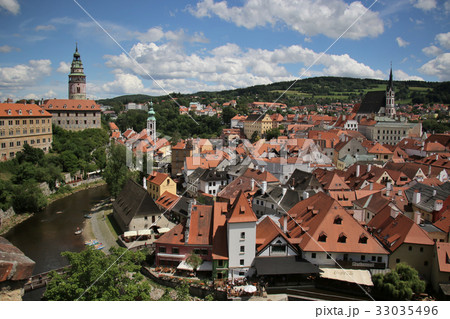 チェコ、プラハ近郊、チェスキー・クルムロフの街並み 33035496