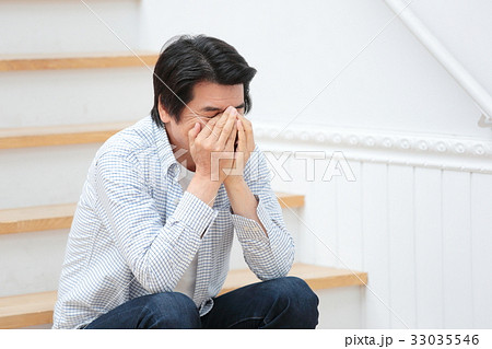 悩む　ミドル男性 33035546