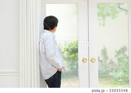 ミドル男性 窓 ミドル男性 窓 33035548