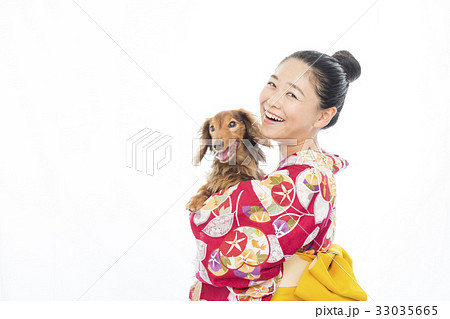 浴衣の女性とミニチュアダックスフンド 浴衣の女性とミニチュアダックスフンド 33035665