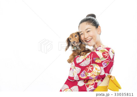 浴衣の女性とミニチュアダックスフンド 33035811