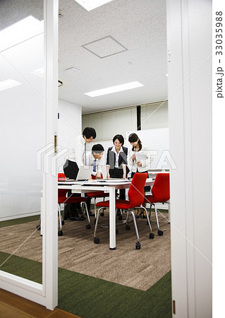 ビジネス 会議 オフィス ビジネスマン ビジネス 会議 オフィス ビジネスマン 33035988