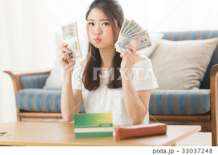 預金通帳・女性 預金通帳・女性 33037248