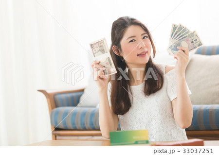 預金通帳・女性 預金通帳・女性 33037251
