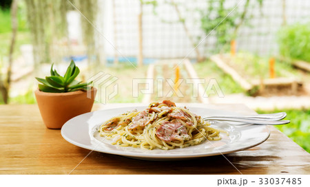 spaghetti white sauce with bacon. 33037485