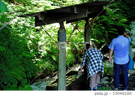 沸壺池の清水　清水の前で迎えてくれる観音様 33040280