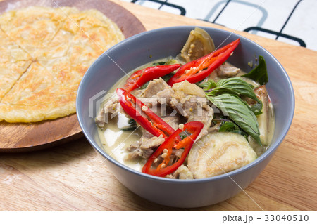 Beef green curry served with roti 33040510