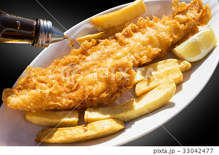 イギリスのフィッシュ&チップス　British style fish and chips 33042477
