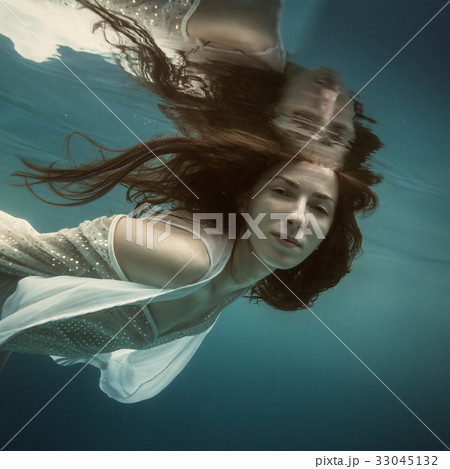 Girl in white dress underwater 33045132