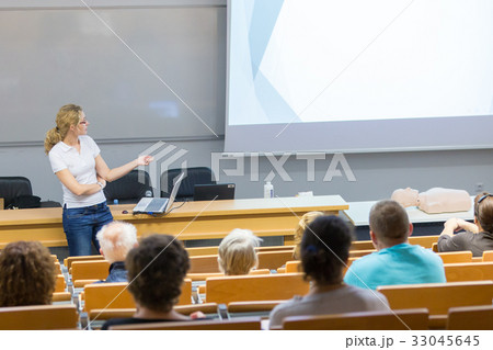 Instructor teaching first aid cardiopulmonary 33045645
