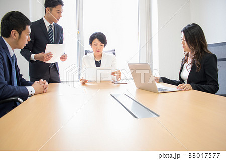 ビジネス　ミーティング　コアワーキング　打ち合わせ　会議　４人　女性　男性　コミット　イケメン 33047577
