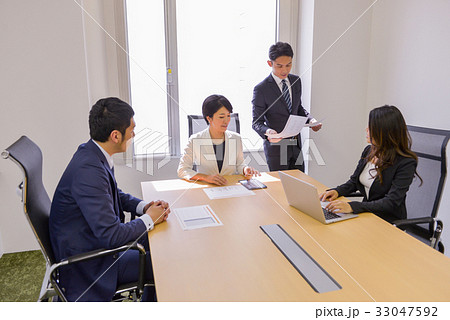 ビジネス　ミーティング　コアワーキング　打ち合わせ　会議　４人　女性　男性　コミット　イケメン 33047592