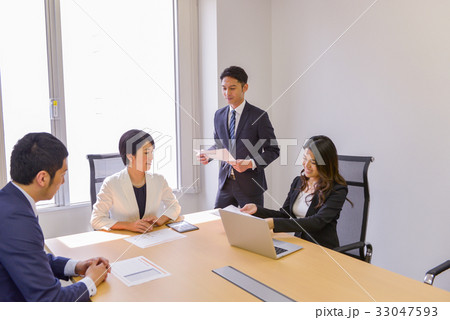 ビジネス　ミーティング　コアワーキング　打ち合わせ　会議　４人　女性　男性　コミット　イケメン 33047593