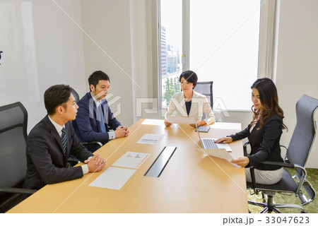 ビジネス ミーティング コアワーキング 打ち合わせ 会議 4人 女性 男性 コミット イケメン ビジネス ミーティング コアワーキング 打ち合わせ 会議 4人 女性 男性 コミット イケメン 33047623