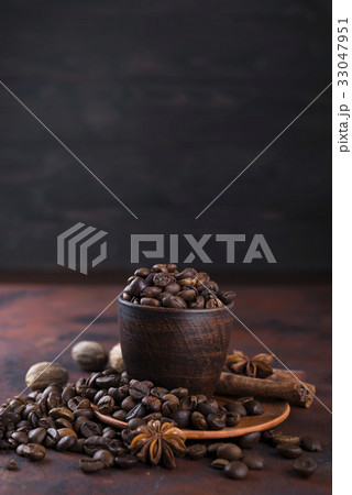 coffe beens with spices 33047951