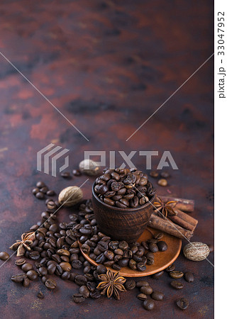 coffe beens with spices 33047952