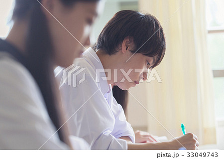 授業中の高校生 授業中の高校生 33049743